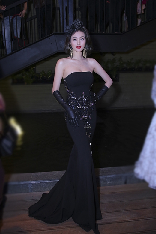 
Trong một sự kiện, nữ diễn viên Khánh My nổi bật giữa dàn mĩ nhân khi chọn tạo hình theo phong cách cổ điển trong chiếc váy đuôi cá tông đen đính kết họa tiết.